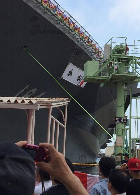 Sàn boong tàu có khả năng hỗ trợ 5 trực thăng cất cánh và hạ cánh đồng thời cùng lúc. Không gian bên trong tàu có khả năng mang theo tới 50 phương tiện vũ khí. Cho nên, trên thực tế, tàu khu trục Izumo không khác gì loại hàng không mẫu hạm.