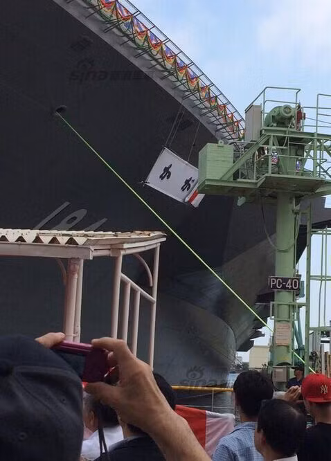 Sàn boong tàu có khả năng hỗ trợ 5 trực thăng cất cánh và hạ cánh đồng thời cùng lúc. Không gian bên trong tàu có khả năng mang theo tới 50 phương tiện vũ khí. Cho nên, trên thực tế, tàu khu trục Izumo không khác gì loại hàng không mẫu hạm.