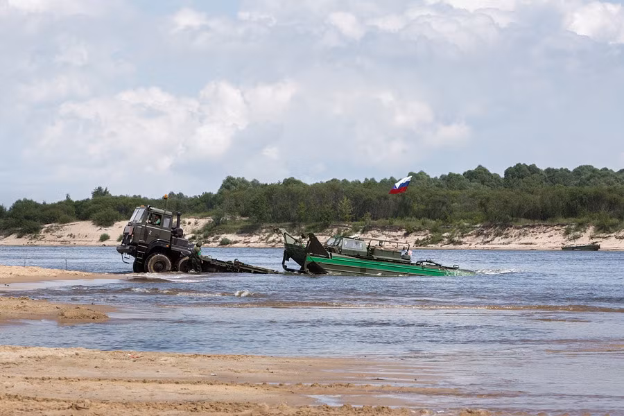 Trong khi một xe tải kéo khác của công binh Nga cũng đang luyện tập băng qua đoạn sông nguy hiểm.