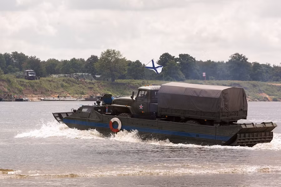 Xe vận tải lội nước PTS của công binh Nga đang phô diễn khả năng vận chuyển tuyệt vời qua sông.