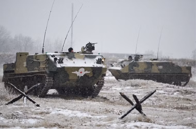 Itar-Tass dẫn lời đại diện báo chí của Bộ quốc phòng Nga Yevgeny Meshkov cho biết, các đơn vị đổ bộ đường không của Nga (hay là Lính dù Nga) ở vùng Tula đã bắt đầu tiếp nhận và đưa vào trang bị lô xe thiết giáp chở quân đổ bộ đường không BTR-MD Rakushka và xe thiết giáp chiến đấu BMD-4M đầu tiên.