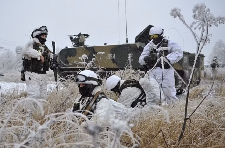 Trong ảnh là một đơn vị đổ bộ đường không của Nga đang diễn tập với xe thiết giáp BTR-MD.