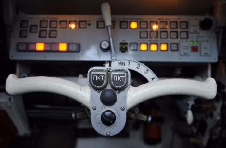 Trước đó, Bộ quốc phòng Nga từng thông báo sẽ đưa vào trang bị mới khoảng 64 xe thiết giáp đổ bộ đường không BMD-4M và 20 chiếc thiết giáp chở quân đổ bộ đường không BTR-MD trong đầu năm 2015. Ảnh: cận cảnh cần lái xe của xe thiết giáp chở quân BTR-MD.