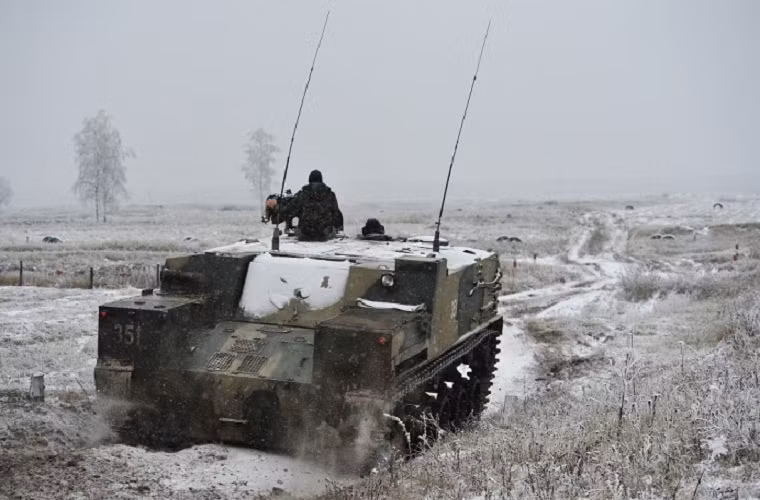 Một chiếc xe thiết giáp chở quân đổ bộ BTR-MD cơ động di chuyển trong khu vực diễn tập.