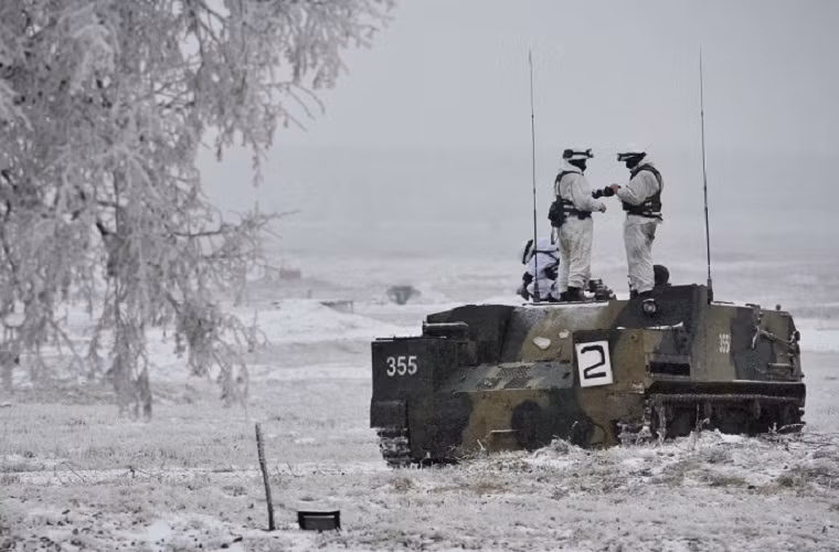 Các binh sĩ Nga đứng trên một chiếc BTR-MD trong một đợt diễn tập.