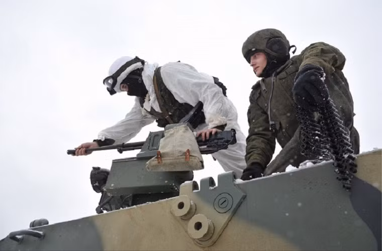 Trong ảnh là các binh sĩ Nga đang thay đạn cho khẩu súng máy 7,62mm được trang bị trên BTR-MD.