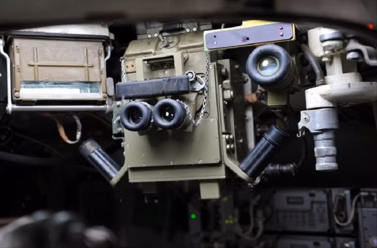 Kính ngắm bên trong xe thiết giáp đổ bộ đường không BTR-MD Rakushka.