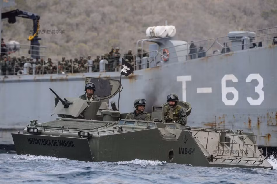 Trong ảnh là xe thiết giáp chở quân lội nước LVTP-7 rời tàu đổ bộ T-63 lớp Canata.