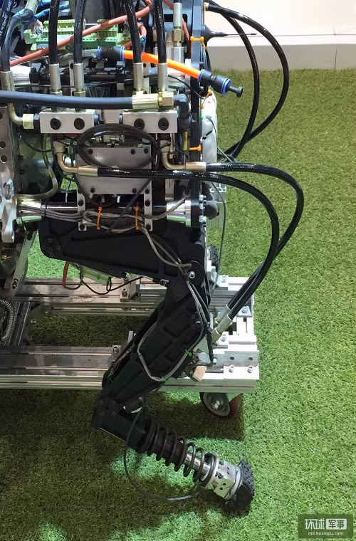 So sánh với robot chiến trường Bigdog của Mỹ, robot Trung Quốc vẫn chưa hoàn thiện và có thiết kế quá phức tạp để có thể vận hành trên chiến trường.