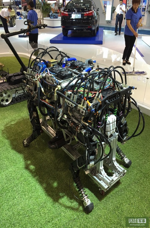 Mẫu robot được cho là “Bigdog” của Trung Quốc được giới thiệu tại một triển lãm công nghệ của nước này.