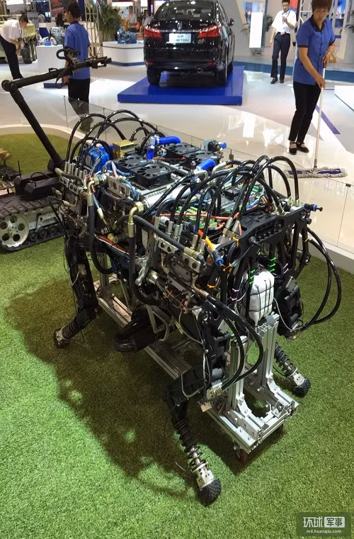Mẫu robot được cho là “Bigdog” của Trung Quốc được giới thiệu tại một triển lãm công nghệ của nước này.