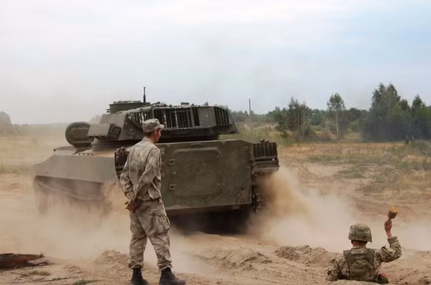 Binh sĩ Ukraine luyện sử dụng lựu đạn tấn công phía sau cỗ pháo tự hành.