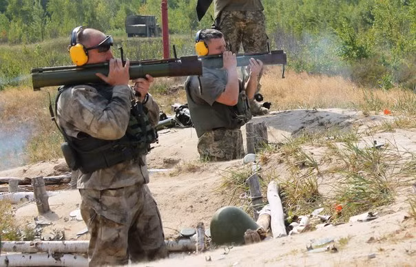 Ở khu vực gần đó, các xạ thủ tập sử dụng súng phóng lựu chống tăng RPG-22 - loại vũ khí thừa sức diệt pháo tự hành 2S1 chỉ bằng một phát bắn.