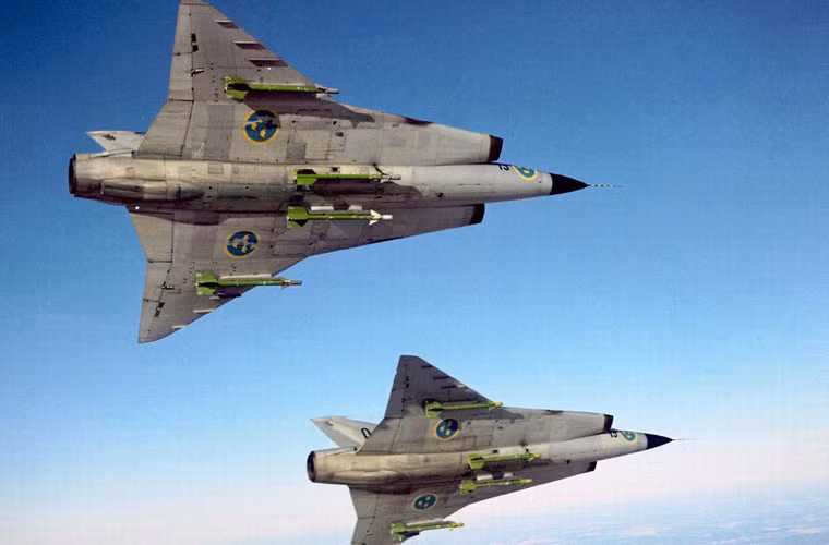 Tiêm kích đa năng Saab 35 Draken được sản xuất trong giai đoạn 1955-1974 với tổng cộng 651 chiếc, xuất khẩu tới 3 quốc gia trên thế giới. Đây được xem là một trong những tiêm kích siêu âm hiệu quả, thành công của Saab. Saab 35 được trang bị một động cơ RM 6C cho tốc độ 2.000km/h, hỏa lực có 2 pháo 30mm trong thân, mang được 2,9 tấn vũ khí gồm rocket, tên lửa không đối không và bom...
