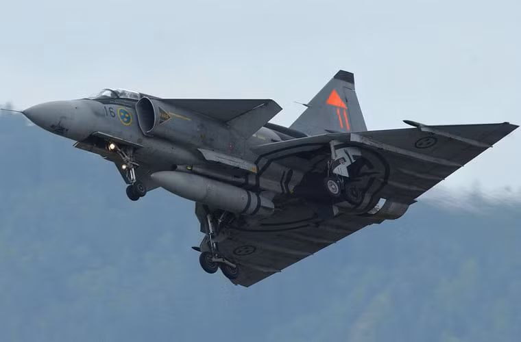 Máy bay tiêm kích Saab 37 Viggen được sản xuất trong giai đoạn 1970-1990 với tổng cộng 329 chiếc. Máy bay có khả năng đạt tốc độ siêu âm 2.231km/h, hỏa lực có pháo 30mm và 6 giá treo cho phép mang tên lửa không đối không Skyflash, AIM-120 hoặc AIM-9. Ngoài vai trò chiến đấu, nó còn được phát triển cho nhiệm vụ trinh sát, tuần tra biển, huấn luyện...