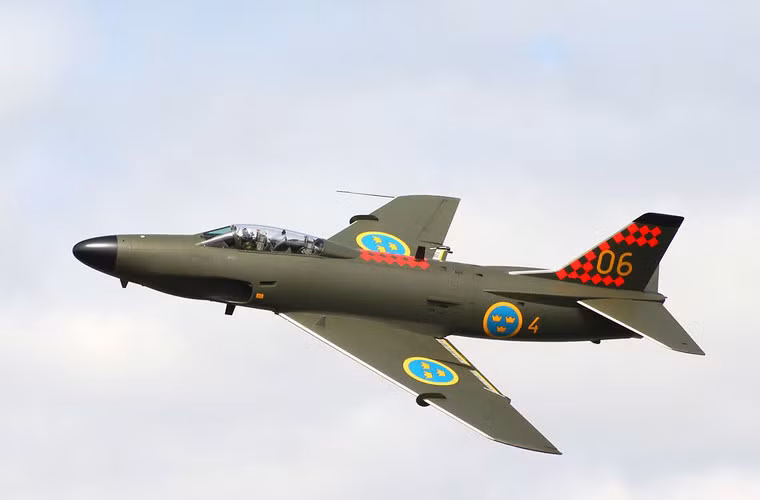 Máy bay cường kích tốc độ cận âm, 2 chỗ ngồi SAAB 32 Lansen. Được sản xuất từ 1954 tới 1960 với 450 chiếc, vũ khí có 4 pháo 20mm, 4 tên lửa đối không Rb 24 hoặc 4 pod rocket 75mm.