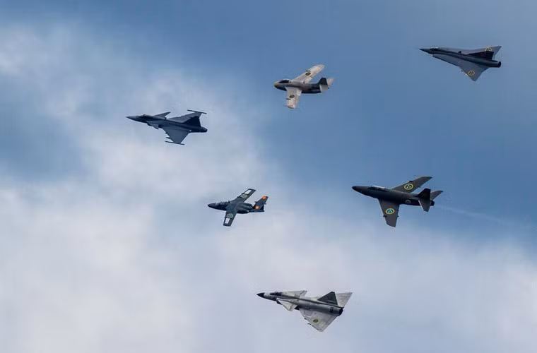 Mới đây, công ty Saab đã trình diễn loạt máy bay chiến đấu do hãng này sản xuất trong hàng chục năm qua gồm: máy bay chiến đấu SAAB 35 Draken, SAAB 37 Viggen, SAAB 39 Gripen, SAAB 32 Lansen, SAAB 29 Tunnan và máy bay huấn luyện chiến đấu/cường kích hạng nhẹ Saab-105.