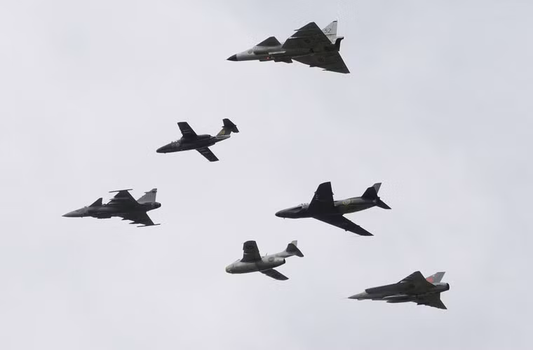 Mỗi thế hệ máy bay chiến đấu của Saab chỉ được sản xuất khoảng vài trăm chiếc và xuất khẩu đi một số lượng rất nhỏ các quốc gia trên thế giới. Hiện nay, ở khu vực Đông Nam Á, Thái Lan là quốc gia duy nhất sử rụng máy bay chiến đấu của hãng Saab, đó là chiếc JAS-39 Gripen.