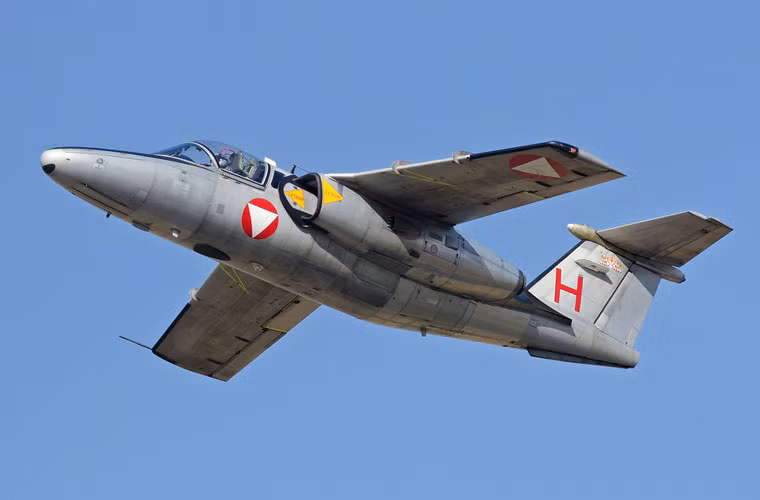 Máy bay huấn luyện chiến đấu kiêm cường kích hạng nhẹ Saab 105 được sản xuất trong giai đoạn 1963-1972 với tổng cộng 192 chiếc. Đây là “lớp học trên trời” đầu tiên và duy nhất tính tới thời điểm hiện tại của Saab, đã giúp đào tạo nên rất nhiều phi công tiêm kích cho Không quân Thụy Điển.