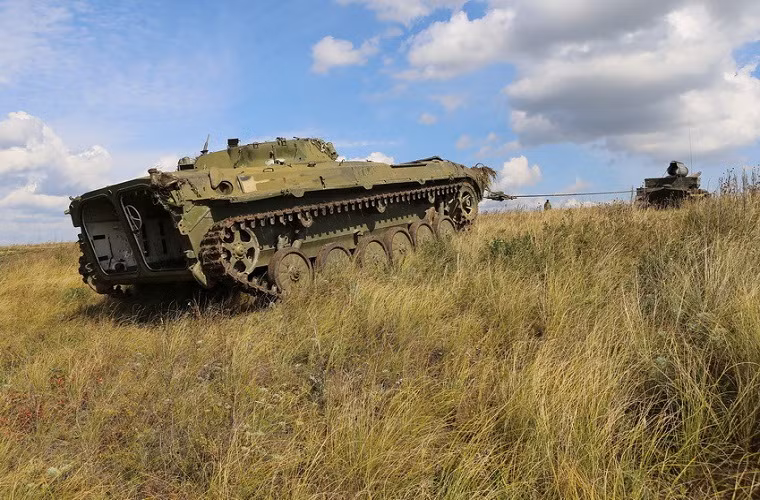 Được biết, xe bọc thép cứu kéo BTS-4 được phát triển dựa trên khung gầm tiêu chuẩn của xe tăng chiến đấu chủ lực T-54 do Liên Xô thiết kế và được đưa vào trang bị từ những năm 1950. Trên xe được trang bị hệ thống ròng rọc, cần cẩu, thiết bị kéo xe, kích thủy lực, lưỡi chặn.