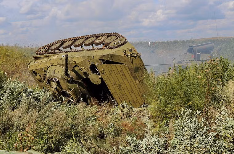 Để đưa chiếc BMP-1 trở về trạng thái bình thường (từ lật úp), BTS-4 sẽ phải sử dụng hệ thống tời kéo.