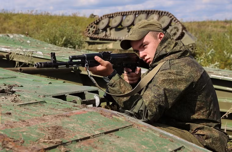 Trong ảnh là một binh sĩ Nga đang hỗ trợ bảo vệ chiếc BTS-4 trong quá trình thu hồi.