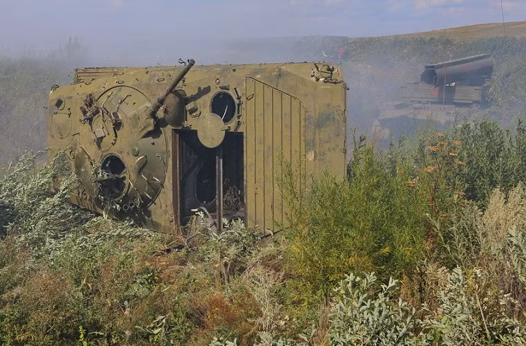 Như trong hình ta có thể thấy chiếc BMP-1 trong buổi huấn luyện đã không còn khả năng hoạt động và nó chỉ được sử dụng như một phương tiện mô phỏng.