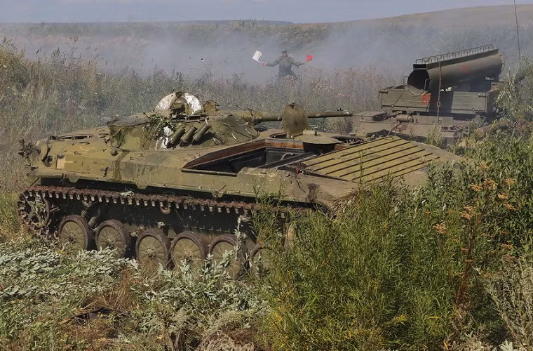 Hình ảnh chiếc BMP-1 được BTS-4 lật trở lại bình thường.