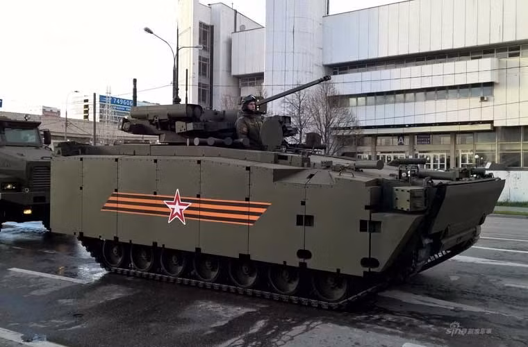 Lai xe chien dau bo binh Kurganets-25 Nga nhu choi game