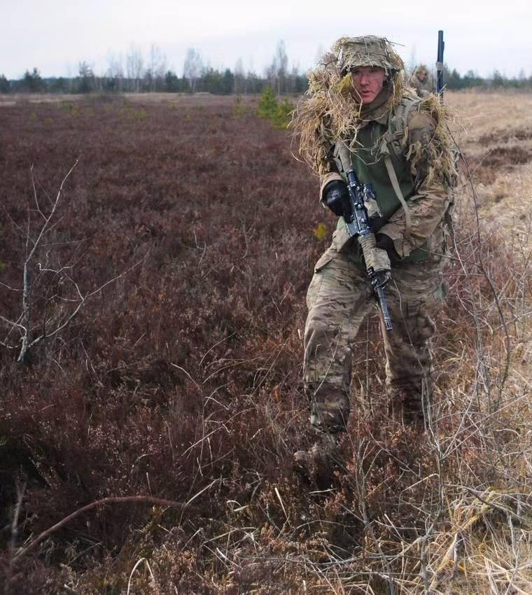 Sau khi ra khỏi xe các binh sĩ được chia theo các ngả tấn công mục tiêu giả định.