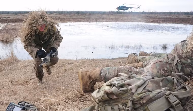 Từ xa cho thấy không chỉ có các xe thiết giáp Mỹ, đợt tập trận của lực lượng phản ứng nhanh còn có sự tham gia của máy bay trực thăng Mi-8 của Latvia.