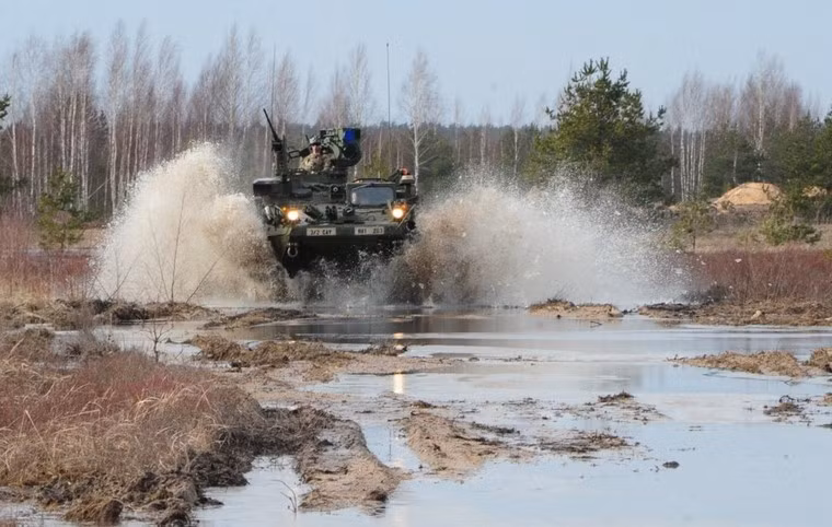 Xe thiết giáp Stryker có trọng lượng 18,16-20,69 tấn tùy biến thể, dài 6,95m, rộng 2,72m, cao 2,64m. Xe được trang bị một động cơ 350 mã lực cho tốc độ tối đa gần 100km/h.