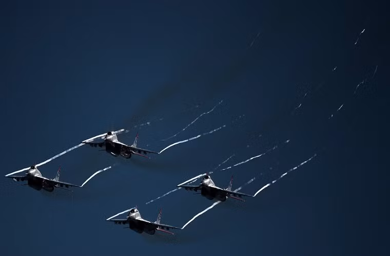 MAKS-2015 sẽ là nơi hội tụ của các phi đội máy bay biểu diễn nổi tiếng nhất của Không quân Nga, trong ảnh là phi đội máy bay biểu diễn Swifts “Chim Yến” bay biểu diễn thử trước thềm MAKS-2015.