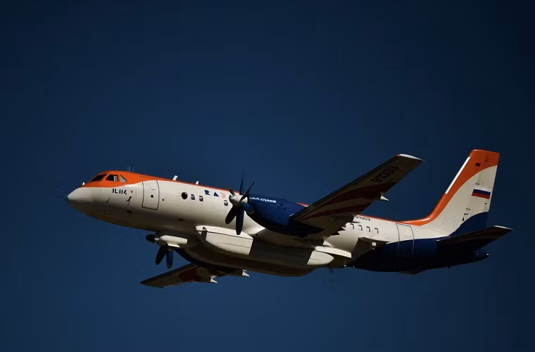 Tổng cộng sẽ có 81 máy bay các loại sẽ được tham gia vào các chuyến bay trình diễn tại MAKS-2015. Du khách sẽ có cơ hội để xem các chuyến bay và biểu diễn nhào lộn trên không từ những cái tên đình đám như Su-30, Su-27, MiG-29, Yak-130, L-39, Yak-52, Yak-54 và máy bay trực thăng Mi-28. Trong ảnh là một chiếc Ilyushin IL-114 trong một buổi diễn tập cuối cùng trước khi MAKS-2015 khai mạc chính thức.