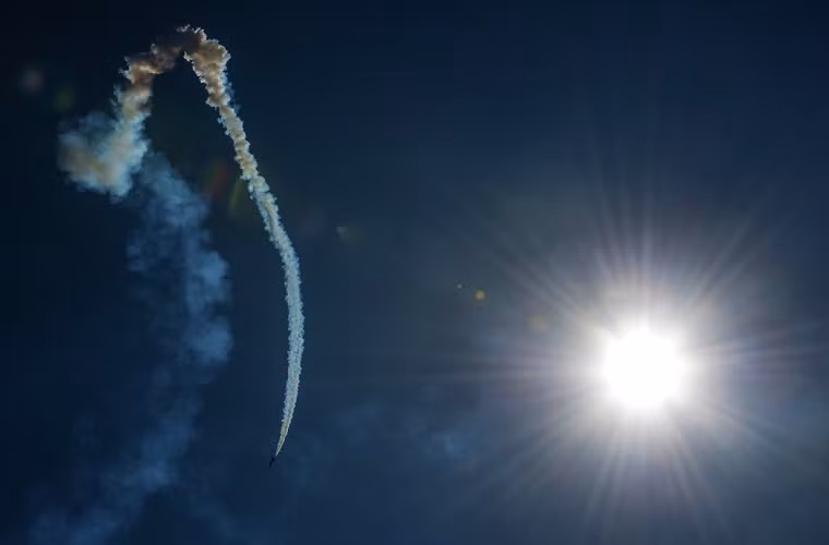 Năm nay MAKS-2015 sẽ được tổ chức tại khu vực có diện tích lên tới 180.000 mét vuông với hơn 150.000 mét vuông là khu trưng bày ngoài trời. Hình ảnh một chiếc máy bay huấn luyện phản Yak-130 bay diễn tập tại MAKS-2015.