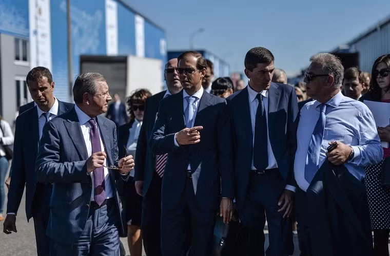 Được biết sẽ có hơn 600 công ty của Nga và 150 công ty nước ngoài đến từ 25 quốc gia sẽ tham gia MAKS-2015. Trong ảnh là Bộ trưởng Bộ công nghiệp và thương mại Nga Denis Manturov trong một buổi tham quan trước khi MAKS-2015 chính thức khai mạc.