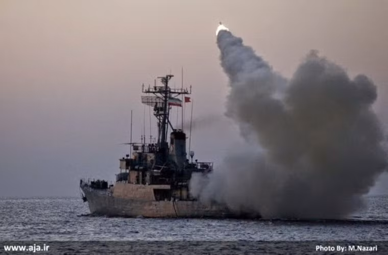 Đó là những màn phô diễn sức mạnh ấn tượng của Hải quân Iran trong đợt tập trận quy mô lớn Muhammad Rasullullah kéo dài suốt mấy ngày vừa qua. Trong ảnh là tàu hộ tống lớp Bayandor của Hải quân Iran đang phóng tên lửa hành trình chống tàu tầm xa Noor.