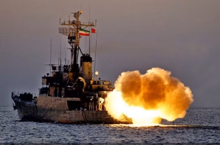 Noor theo cách gọi của Iran, được tin chính là loại tên lửa nâng cấp từ tên lửa chống tàu C-802, một phiên bản xuất khẩu của YJ-8 Trung Quốc. Tên lửa nặng 715 kg, dài 6,3 mét, đường kính 36 cm, mang theo đầu đạn xuyên giáp liều nổ cao nặng 165 kg, có phạm vi hoạt động gần 500 km và tốc độ Mach 0.9.