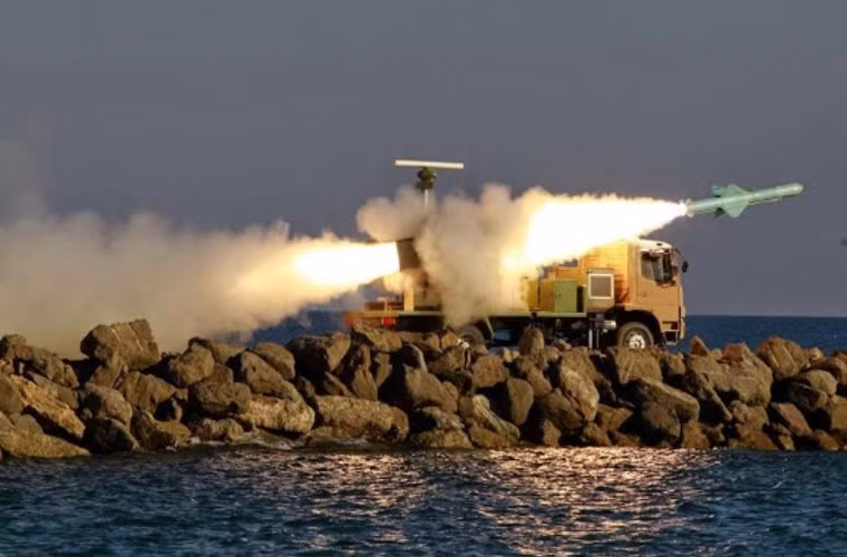 Tiếp tục khai hỏa nã tên lửa liên hoàn.