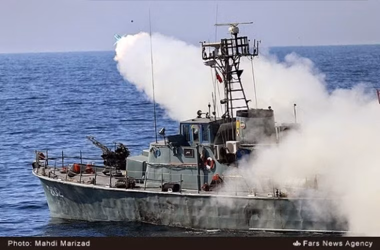 Còn đây là tàu tuần tra bờ biển lớp Kaivan (vốn là tàu tuần tra lớp Cape của Mỹ) của Iran đang phóng tên lửa chống tàu Nasr - trọng lượng 350 kg, dài 3,5 m, đường kính 0,28 m, mang theo đầu đạn nổ liều cao xuyên giáp nặng 150 kg, tốc độ Mach 0.8 và phạm vi hoạt động 35 km.