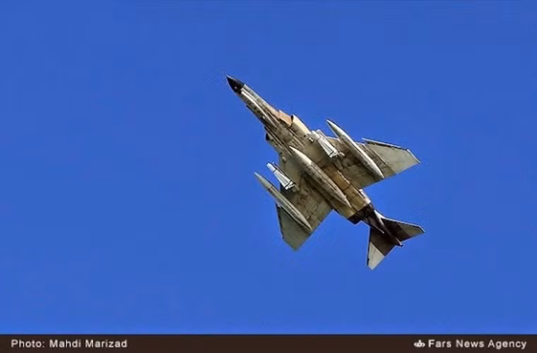 Ngoài trực thăng, phối hợp tác chiến tấn công mục tiêu giả định trên biển còn có các máy bay tiêm kích McDonnell Douglas F-4E Phantom, mang theo tên lửa không đối đất chiến thuật AGM-65 Maverick. Các vũ khí dàn trận trên không, mặt biển và từ bờ biển đã tạo ra làn tấn công dày đặc, bao vây tiêu diệt triệt để các mục tiêu.