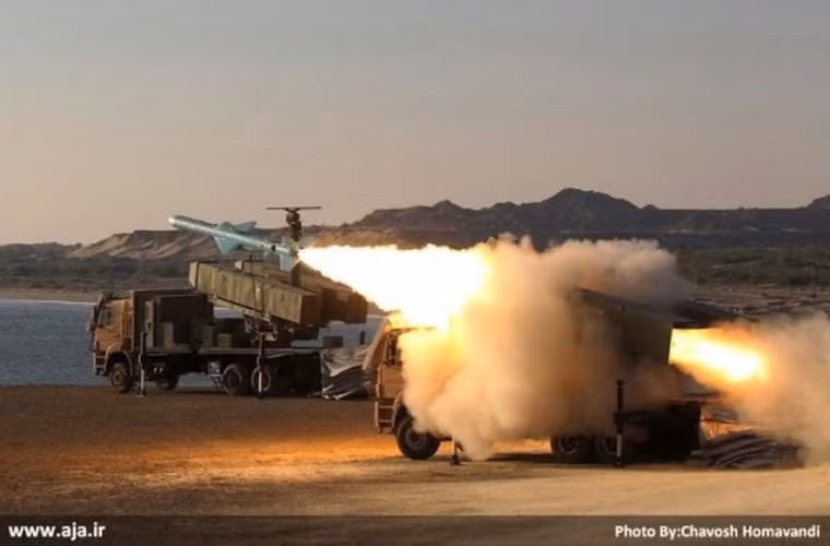 Hệ thống khai hỏa bắn tên lửa Noor nhằm vào mục tiêu giả định ngoài biển.