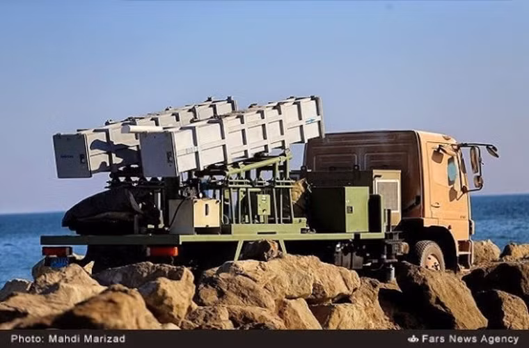 Hệ thống phóng tên lửa chống tàu Noor dựa trên khung xe tải Mercedes-Benz Ateco 916 chạy ra cầu đá nối dài ra biển.