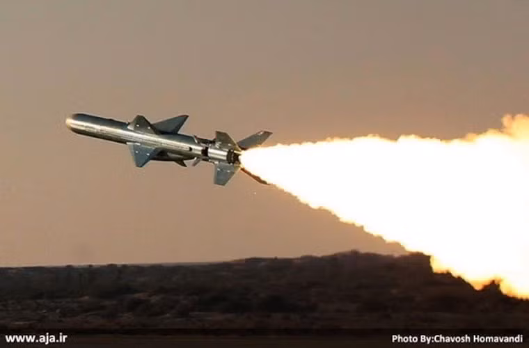 Quả tên lửa Noor băng băng lao vút ra biển.