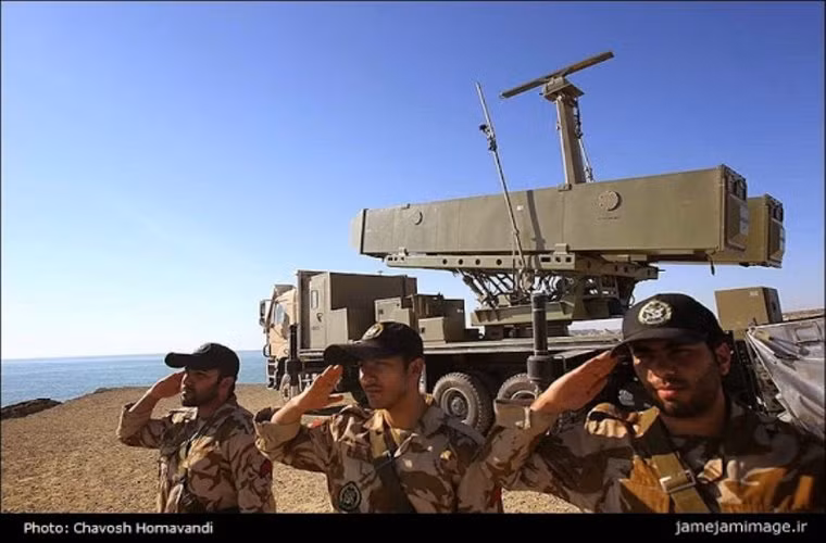 Kíp chiến đấu cùng hệ thống phóng tự hành của lực lượng phòng vệ bờ biển của Hải quân Iran. Đây là một hệ thống dùng để bắn các tên lửa hành trình chống tàu Noor.