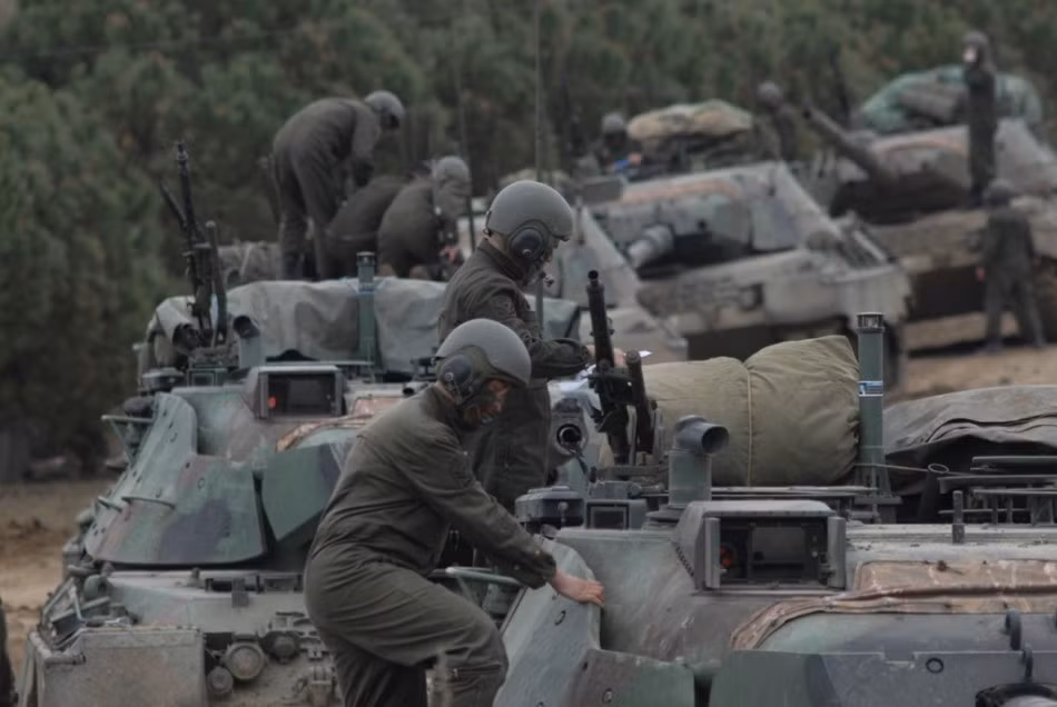 Sau khi xem xét, thống nhất phương án và hướng tiến công các binh sĩ đồng loạt lên xe tăng. Hiện Lục quân Thổ Nhĩ Kỳ có trong biên chế khoảng 170 chiếc Leopard 1A1 mua từ Đức.