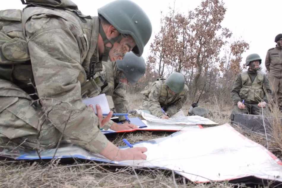 Theo các nguồn tin cho hay, cuộc tập trận huấn luyện chiến đấu với các xe tăng Leopard 1A1 do các binh sĩ thuộc Lữ đoàn Bộ binh cơ giới 54 của Thổ Nhĩ Kỳ thực hiện tại Edirne, vùng giáp biên với Hi Lạp và Bulgaria vào tháng 3/2015. Trong ảnh là lính xe tăng của Tiểu đoàn đang kiểm tra bản đồ tác chiến.