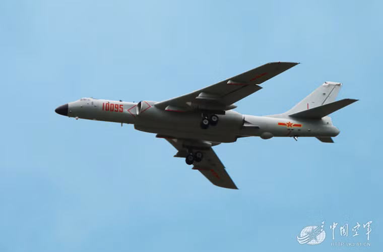 Tầm hoạt động của H-6K lên tới 3.500km và có thể được mở rộng nhờ được trang bị hệ thống tiếp nhiên liệu trên không. Một chiếc H-6K được đánh giá có khả năng mang theo 12 tấn vũ khí các loại được đặt bên trong khoang chứa bom và các giá treo vũ khí hai bên cánh.