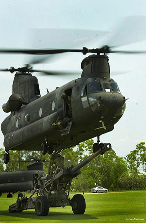 Điều làm nên sức mạnh của CH-47 là hai động cơ hai cánh quạt Lycoming T55-GA-714A có công suất lên tới 3,529 kW cho mỗi chiếc giúp nó có thể bay với vận tốc 315km/h và có tầm hoạt động là 741km. Chinook có thể chở theo hơn 30 binh sĩ hoặc 12,7 tấn hàng hóa các loại.