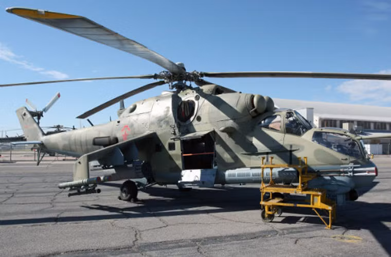 Mặc dù Mi-24 được thiết kế cho nhiệm vụ hổ trợ hỏa lực mặt đất nhưng bên cạnh đó nó vẫn có thể được sử dụng như một mẫu trực thăng vận tải đa năng. Mi-24 được trang bị 2 động cơ Isotov TV3-117 có công suất 1.600 kW cho mỗi chiếc nó có thể bay với vận tốc đối đa 335km/h với tầm hoạt động hiệu quả là 450km. Hệ thống vũ khí của Mi-24 cũng được đánh giá khá đa dạng với tên lửa chống tăng, rocket, bom.